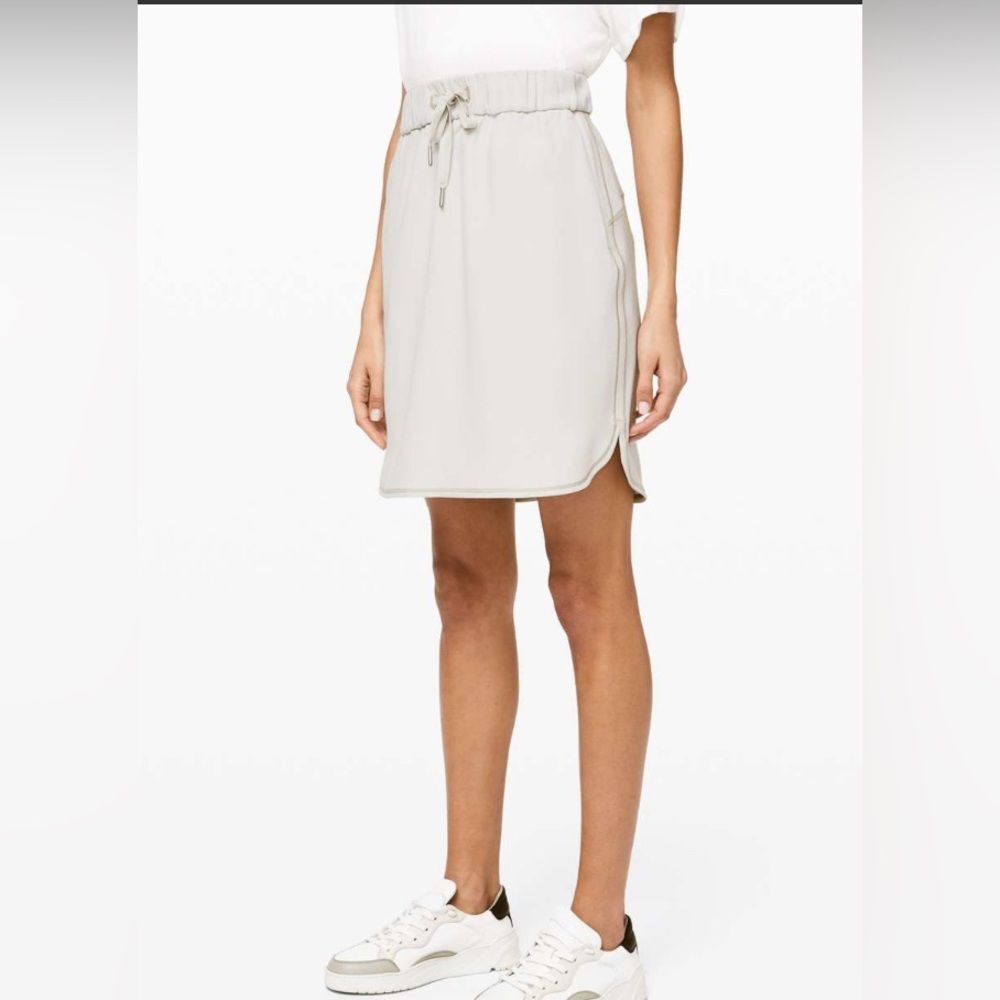 LULULEMON On The Fly Skirt Woven‎ Wrinkle Free Unlined Silverstone Grey Size 6